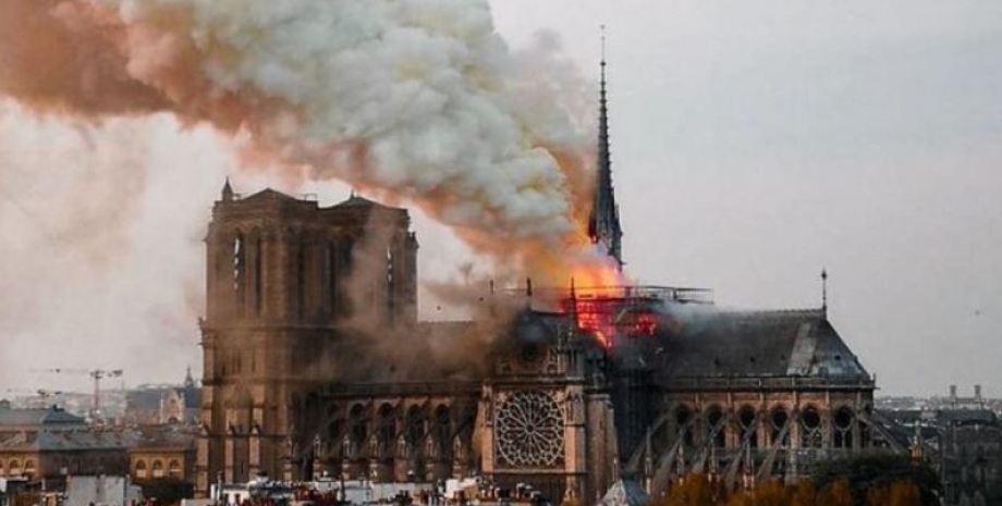 Собор Паризької Богоматері, пожежа, Париж, обвалення шпиля, дерев'яний шпиль