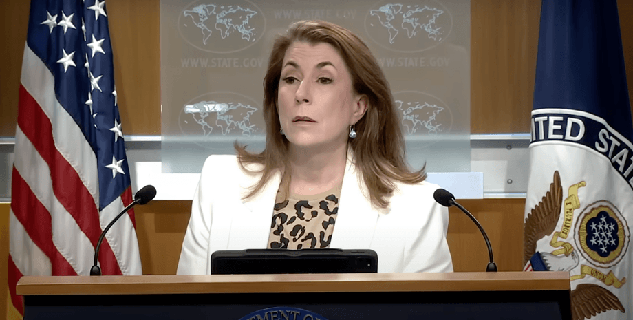 Пресс-секретарь Государственного департамента США Тэмми Брюс слушает вопросы во время брифинга