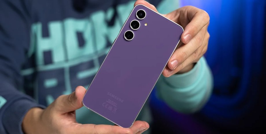 смартфон Samsung Galaxy S23 FE в руках