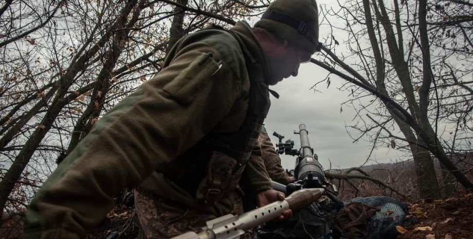 Украинский артиллерист со снарядом