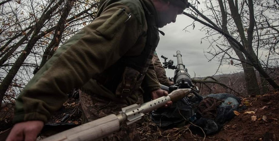 Український артилерист зі снарядом