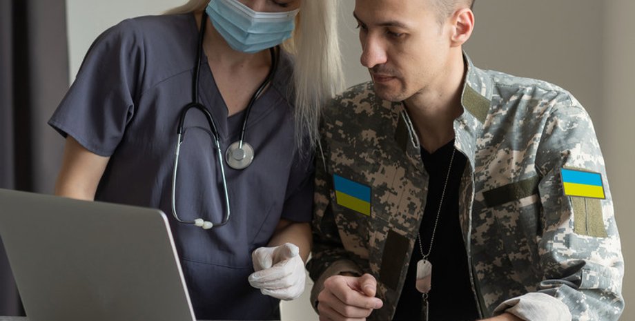 Медицинский работник и военнослужащий