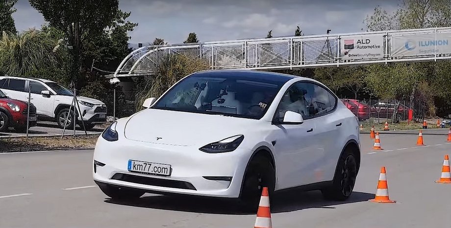 Tesla Model Y проходить Лосиний тест, випробування на полігоні, електричок кросовер