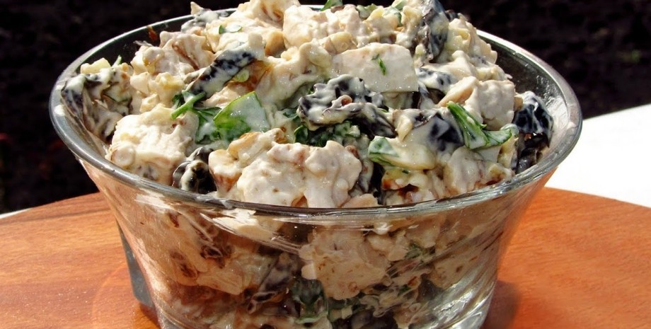 Новогодний салат с курицей, орехами и черносливом: рецепт с фото | Меню недели