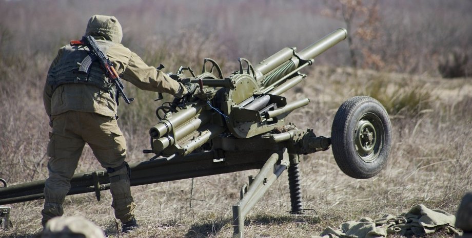 Російський солдат стріляє з міномета Україна, Росія, війна, ЗС РФ, фото