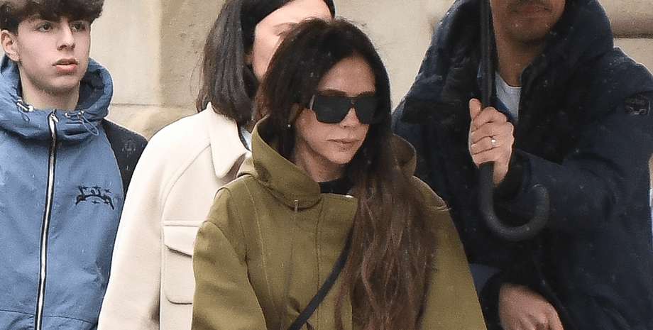 Виктория Бекхэм, парижская неделя моды, Виктория Бекхэм сломала ногу, девид бекхэм жена, неделя моды париж