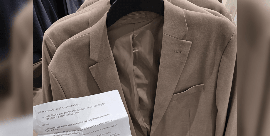 Бежевый пиджак на вешалке, в кармане которого покупатель обнаружил свадебную речь