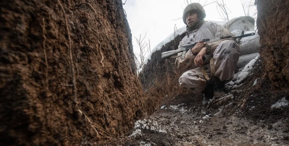 солдат в окопі