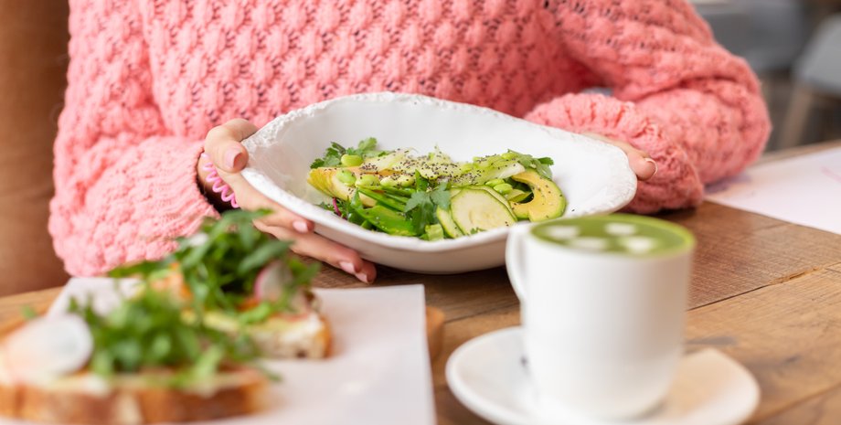 Дівчина їсть