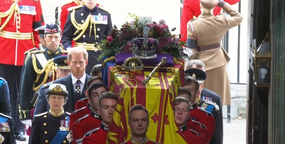 похороны королевы, королевские похороны, гренадеры, кто нес гроб, гроб королевы, сколько весил гроб