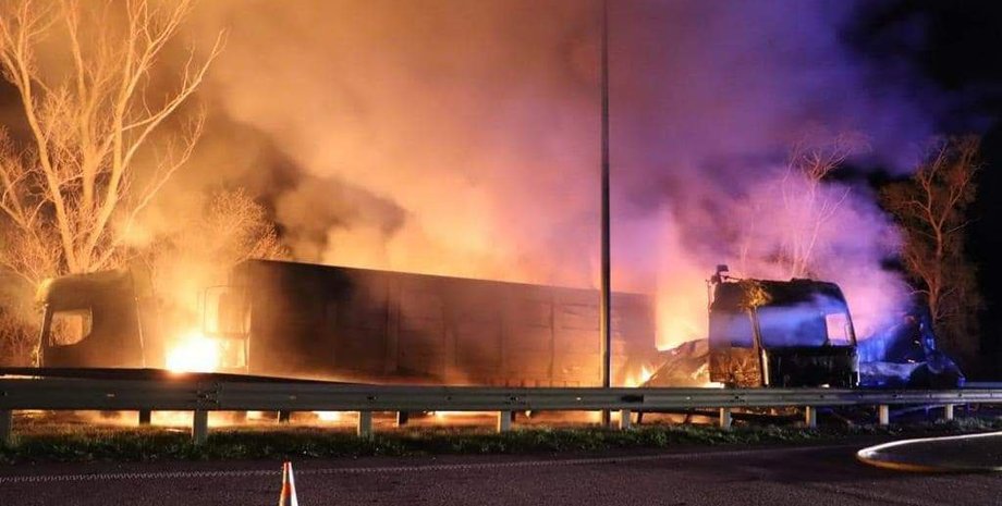 ДТП, Аварія, ДСНС, Київська область, вантажівка, жертви, українські рятувальники, масштабна пожежа, пожежа Київської області