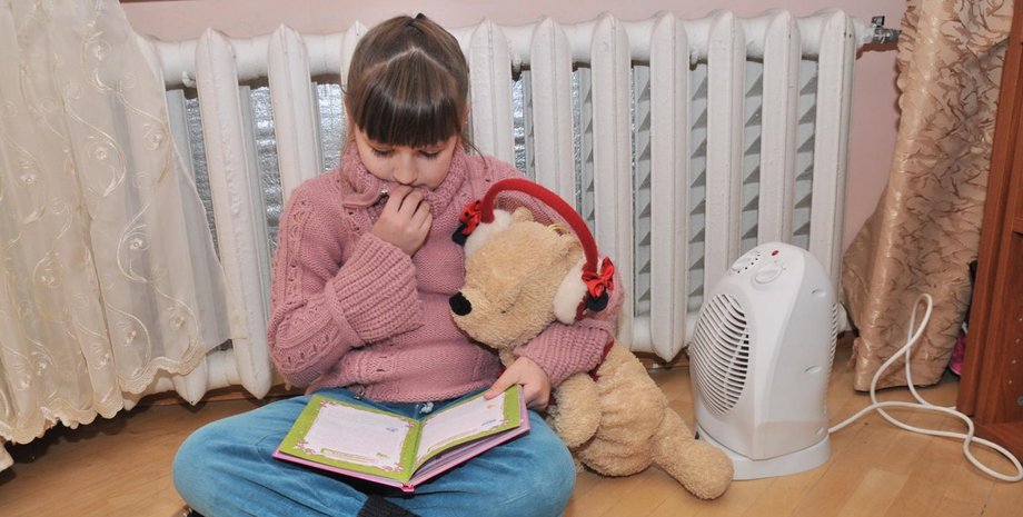 отопление девочка у батареи