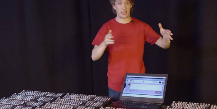 Том Скотт и его клавиатура / Фото: youtube.com