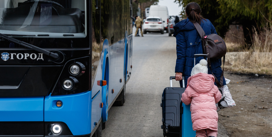 біженці з України, автобус, жінка, дитина, дівчинка, валізи, дорога