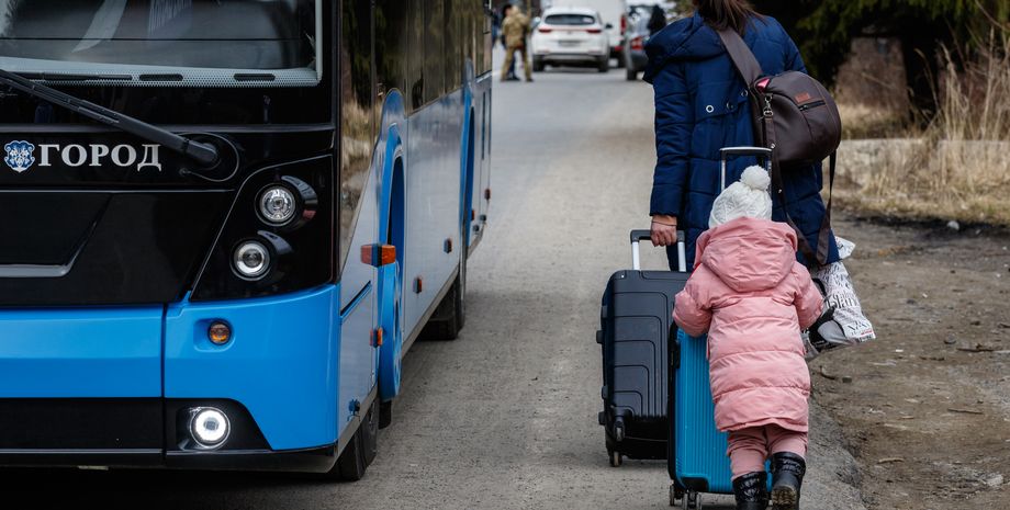 беженцы из Украины, автобус, женщина, ребенок, девочка, чемоданы, дорога