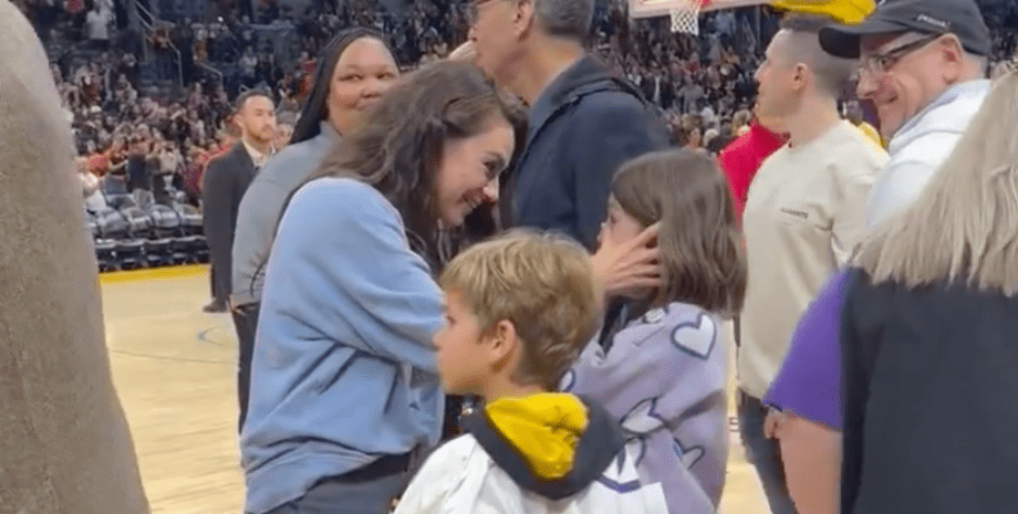 Мила Кунис с детьми мила кунис и эштон кутчер, дети милы кунис, дети эштона кутчера, новый 2025 год, мила кунис стиль