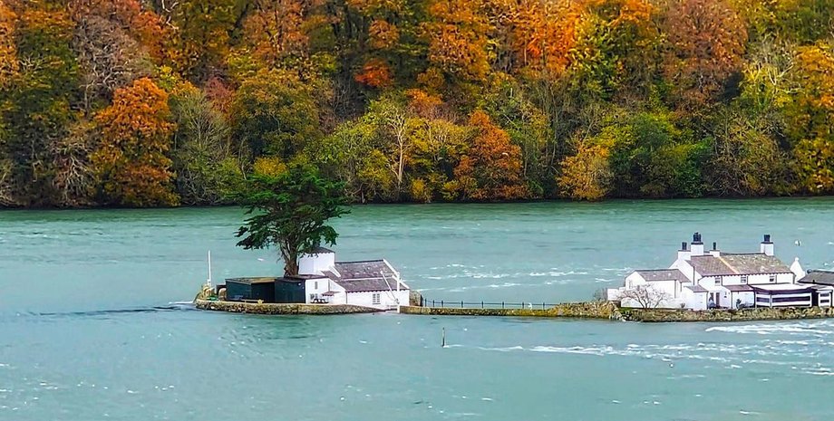 Великобритания, остров Англси, пролив Менай, Уэльс, остров в проливе, большой прилив, большая вода, рыбацкий поселок