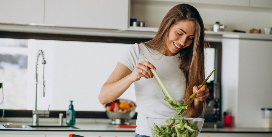 Как укрепить иммунитет Девушка на кухне