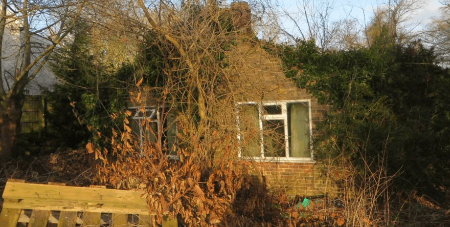 Старий котедж у Норфолку, який планують знести для будівництва будинку, що буде схожий на фортецю