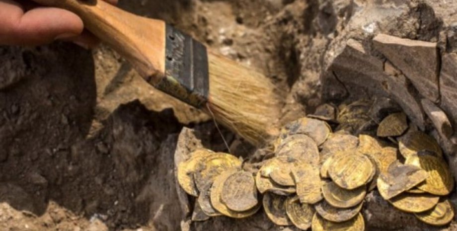 археологи, археология, раскопки, клад, монеты, золото, Европа, Болгария, находка, ученые, мастерская, римляне, Пловдив, город, поселение, Македонский, культура, история, артефакты, открытия