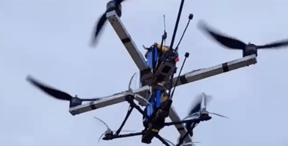 Nowy ukraiński dron przenosi FPV-tertomotów, służy im z repeaterem, a także pełn...