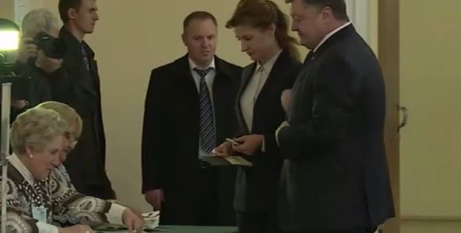 Петр Порошенко c супругой голосуют на выборах / Скриншот: 112.ua