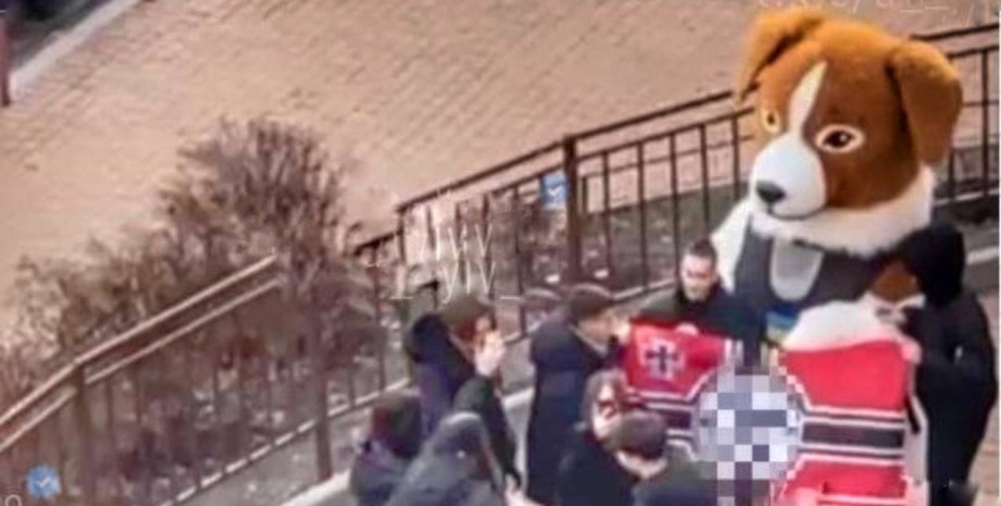 Флаг с нацистской символикой в Киеве Киев, нацистская символика, свастика, война в Украине, пес Патрон, инцидент в столице