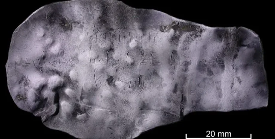 Проклятие дьявола, Надпись на табличке XV века, Археологическая находка, Средневековая уборная с проклятием Вельзевула, Раскопки исторической таблички с проклятием, Обнаружение средневековых артефактов, Исторические открытия в Германии