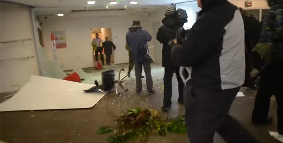 В офисе банка / Скриншот из видеосюжета