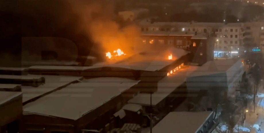 Пожар в Москве, пожар на заводе спецтранспорта в Москве, пожар на заводе спецтранспорта в Москве