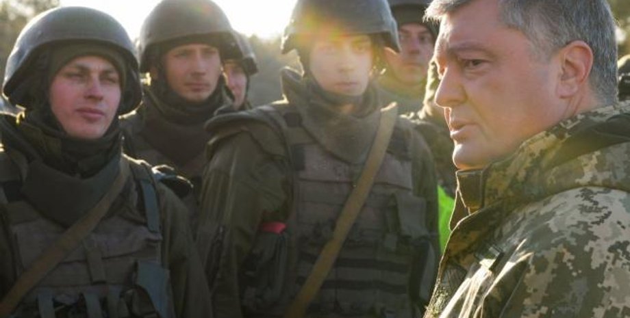 Фото: Петр Порошенко и украинские военные / twitter.com