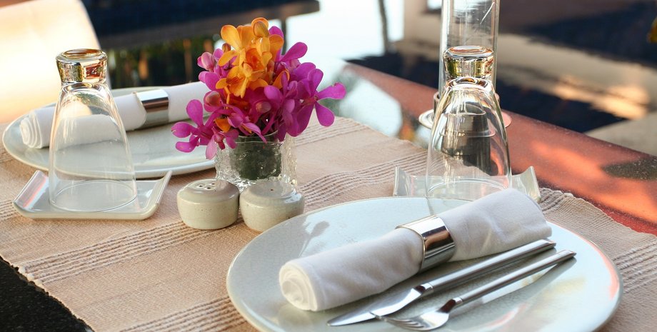 правила етикету за столом, нюанси етикету щодо різних страв, які страви як їсти