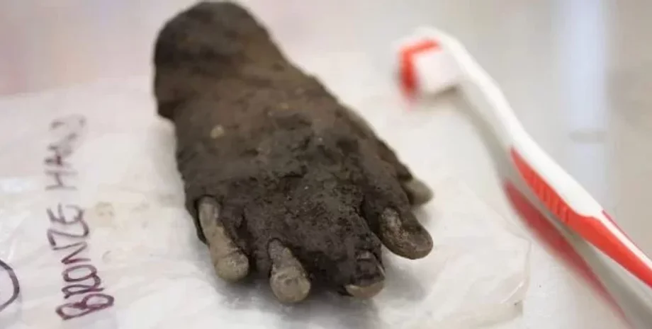 культ, рука, бронза, знахідка, дослідження, історія, Римська імперія, форт, Британія, археологія, археологи, артефакт, розкопки