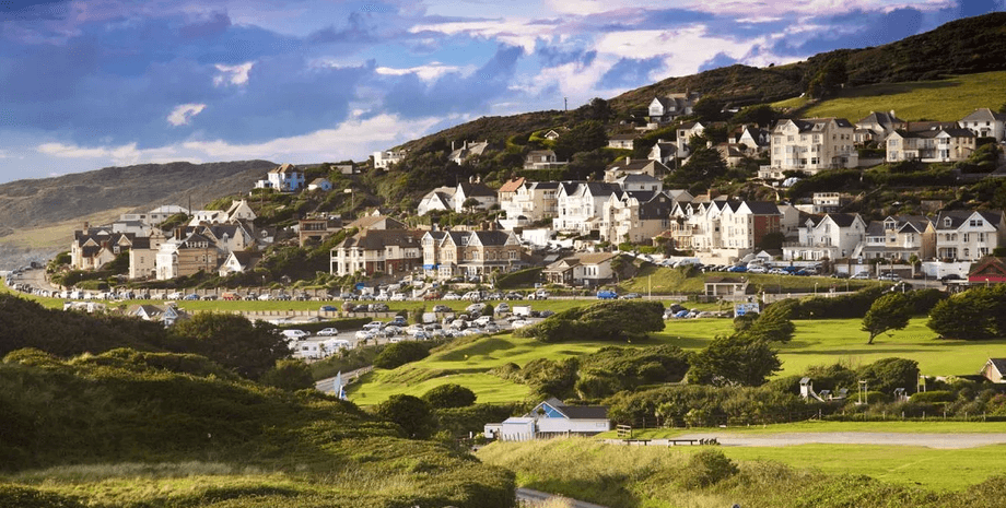 Приморське містечко в Британії, місто, село, море, пряж, прибережний, курорт, галасливий влітку, сезонний відпочинок, нерухомість