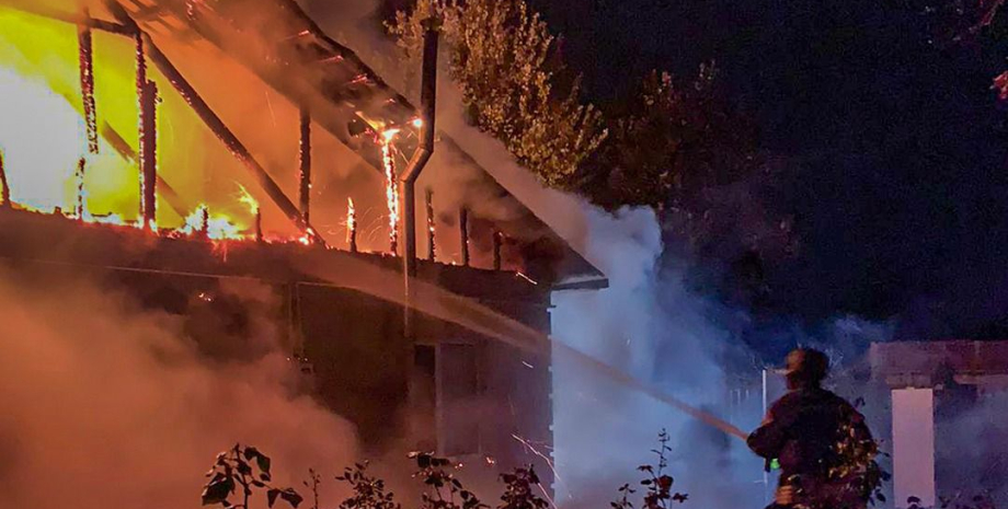 Ликвидация последствий российских обстрелов пожар