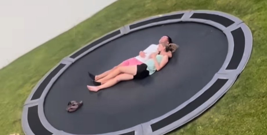 Мама перевірила телефон доньки і знайшла зворушливе відео