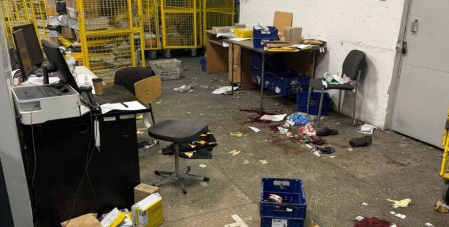 Таможенники установили отправителя и нашли еще одно подозрительное отправление