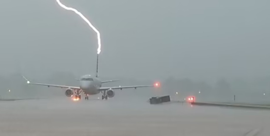 Блискавка вдарила в літак, літак, блискавка, гроза, негода, аеропорт, пасажири, двічі вдарила блискавка,