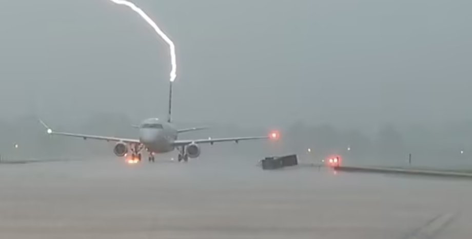 Молния ударила в самолет, самолет, молния, гроза, непогода, аэропорт, пассажиры, дважды ударила молния,