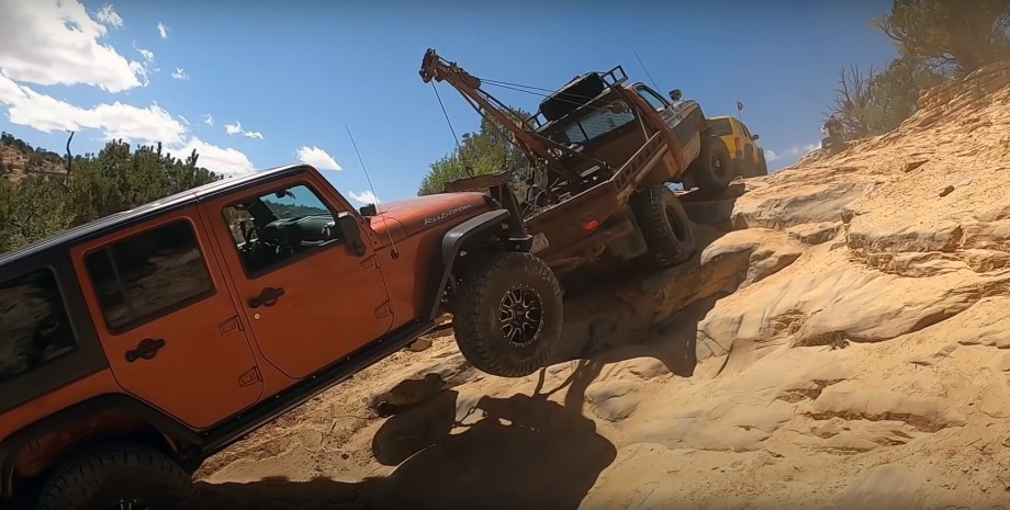 порятунок Jeep Wrangler в скелях