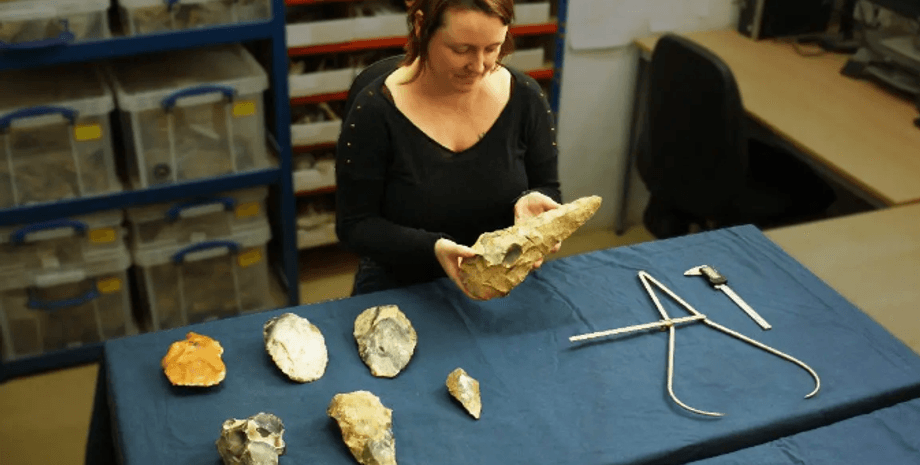 Льодовиковий період, льодовик, розкопки, сокири, вчені, археологи, знахідка, сокира, знаряддя праці, поховання, труни, неандертальці, кремінь, останки, кремація