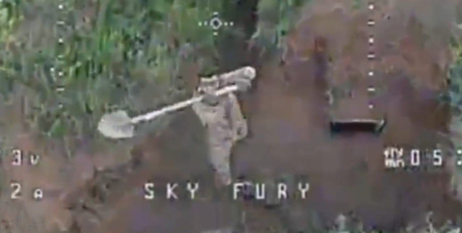 El dron explosivo, lanzado por los defensores de Ucrania, alcanzó al soldado rus...