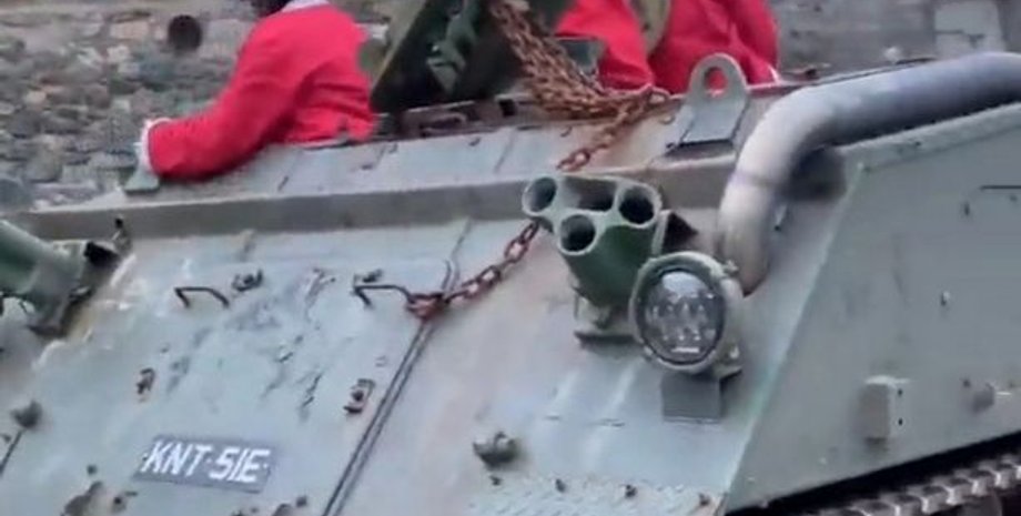 санта клаусы на танке