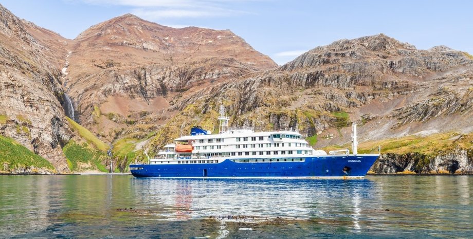 Круїзний лайнер MV Hondius на воді