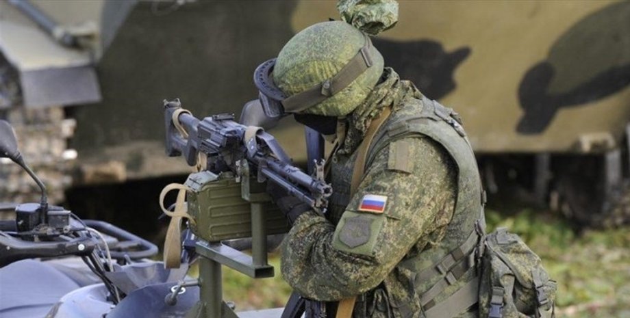Російський військовий Російський військовий зі зброєю