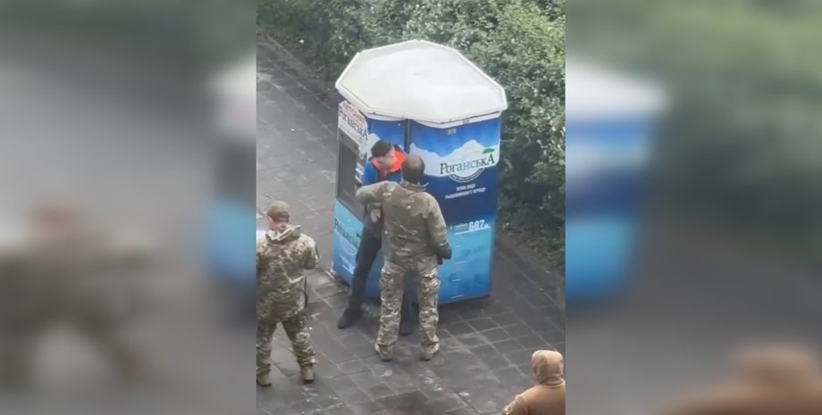 У Харкові співробітник ТЦК ударив чоловіка в живіт