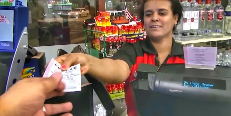 Жінка виграла в лотерею, зірвала джекпот, пішла з роботи, велика сума, стала мільйонеркою, прибирала вулиці