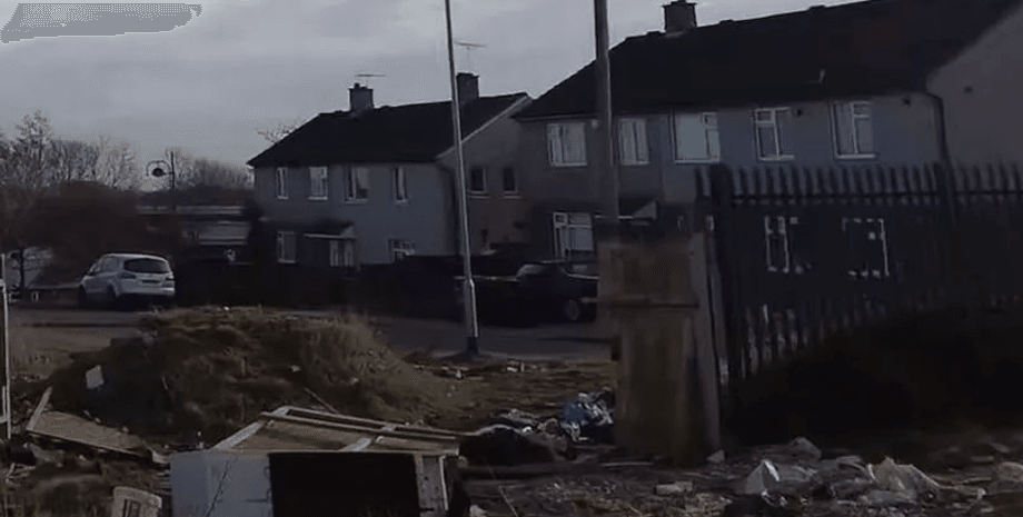 Жилой район, город в Англии, заброшенные здания, разрушенная войной страна, поместье, жилой комплекс, горы мусора, здания без крыш