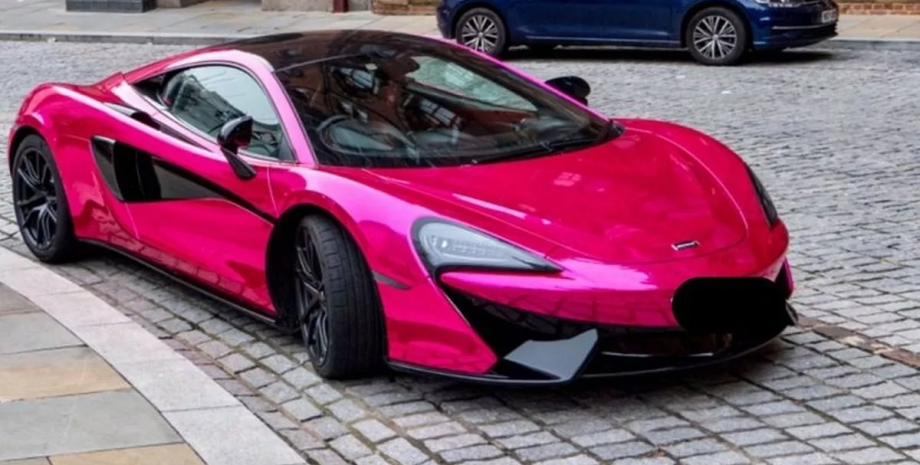 Машина стоит 2 года возле отеля в Англии, роскошный отель, розовый спорткар, автомобиль, McLaren 570s, дорогой автомобиль