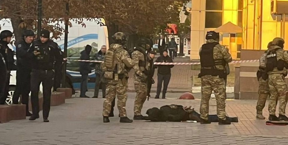 Київ, поліція, спецппризначенці поліції КОРД, озброєний чоловік